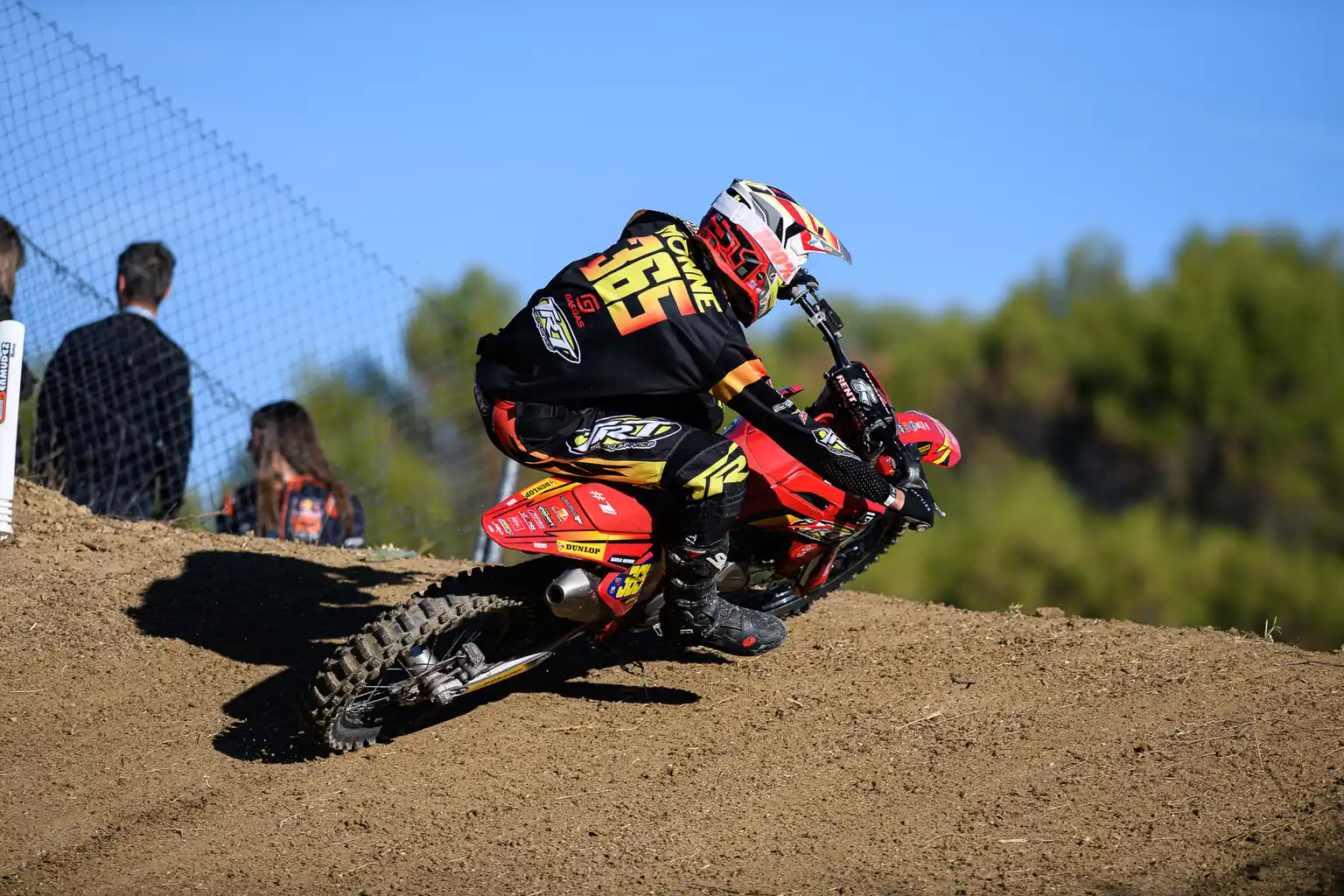 Adrià Monné en pista, con su nombre y el dorsal 365 visibles en la espalda.